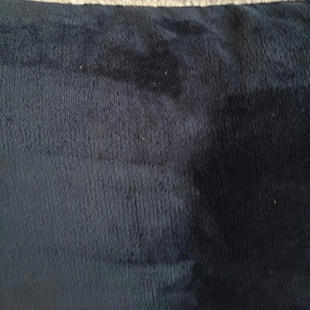 1‎ UGG Navy and Cream King Size pillow cover Preowned. Good Condition.